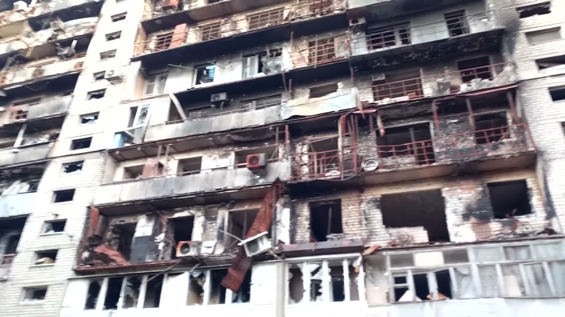 104 courtyard — wide multi-floor blown-out windows