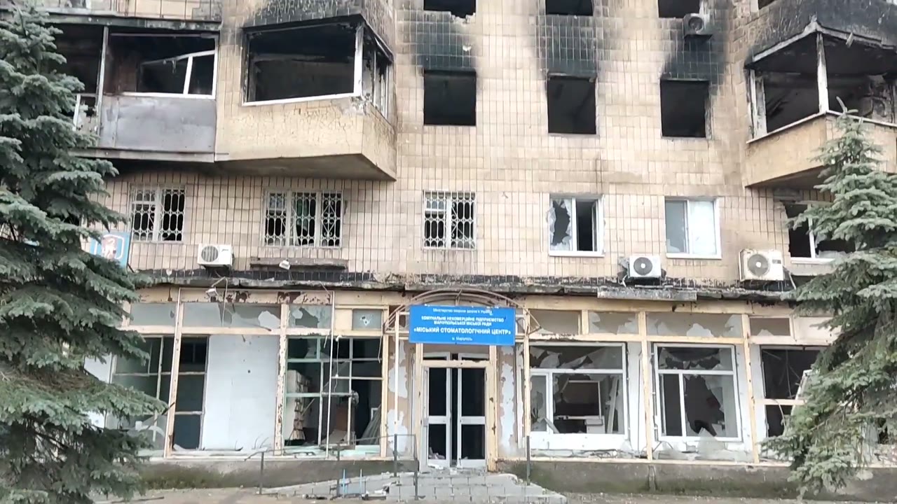 Whole 104-110 stretch, snow on ground, burnt facades, Feb 2023