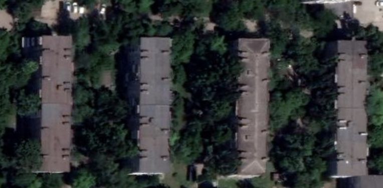 Satellite view of prosp. Stroiteley/Budivelnykiv nos. 72-78 in 2021, showing intact rows of nine-storey housing.